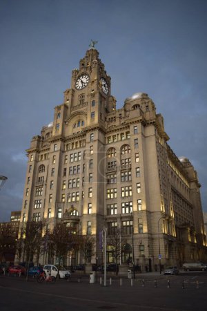 Téléchargez les photos : Liverpool, Merseyside, Royaume-Uni - 22 novembre 2022 : L'emblématique bâtiment du foie de grade 1 de Liverpool, des Trois Grâces protégées, situé à la tête de la jetée le long de la rivière Mersey - en image libre de droit