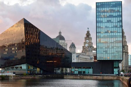 Téléchargez les photos : Liverpool, Merseyside, Royaume-Uni - 1er octobre 2021 : Quai de mise en conserve de Liverpool au coucher du soleil avec le célèbre bâtiment du foie en arrière-plan. - en image libre de droit