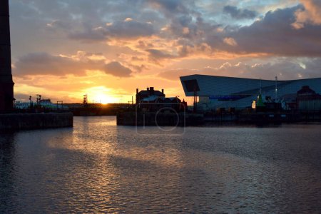 Téléchargez les photos : Liverpool, Merseyside, Royaume-Uni - 1er octobre 2021 : Quai de conserve de Liverpool au coucher du soleil avec le grand Musée de Liverpool. - en image libre de droit