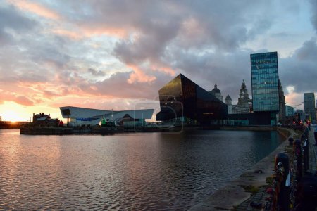 Téléchargez les photos : Liverpool, Merseyside, Royaume-Uni - 1er octobre 2021 : quai de mise en conserve de Liverpool et musée de Liverpool au coucher du soleil avec le célèbre bâtiment du foie en arrière-plan. - en image libre de droit