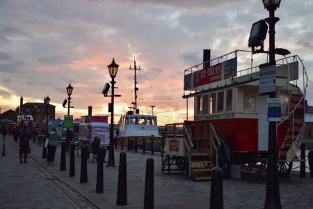 Téléchargez les photos : Liverpool, Merseyside, Royaume-Uni : Camion à crème glacée anglais traditionnel et vintage au coucher du soleil, situé sur les célèbres quais Royal Albert de Liverpool - en image libre de droit