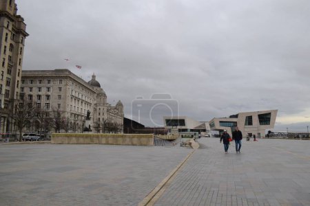 Téléchargez les photos : Liverpool, Merseyside, Royaume-Uni - 12 mars 2023 : Grande passerelle le long de la rivière Mersey à la tête du quai en face des Trois Grâces, populaire auprès de la communauté des skateurs et patineurs à roulettes - en image libre de droit