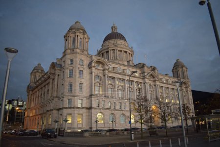 Téléchargez les photos : Liverpool, Merseyside, Royaume-Uni : Devant le bâtiment du port de Liverpool en soirée. Un bâtiment classé Grade II au Royaume-Uni - en image libre de droit