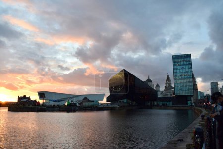 Téléchargez les photos : Liverpool, Merseyside, Royaume-Uni - 1er octobre 2021 : quai de mise en conserve de Liverpool et musée de Liverpool au coucher du soleil avec le célèbre bâtiment du foie en arrière-plan. - en image libre de droit