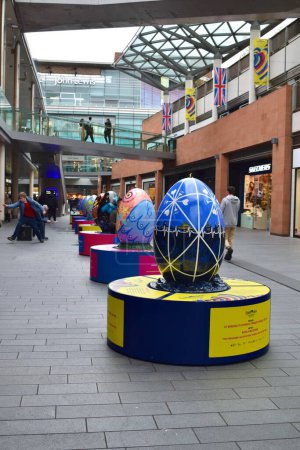 Téléchargez les photos : Liverpool, Merseyside, Royaume-Uni - 17 avril 2023 : Pysanka Egg Trail artwork in Liverpool One shopping mall, promoting the international Eurovision Song Contest 2023, hosted by the UK in support of Ukraine - en image libre de droit