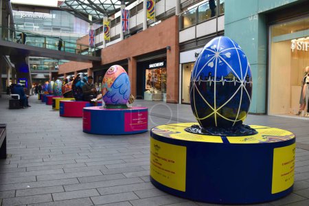 Téléchargez les photos : Liverpool, Merseyside, Royaume-Uni - 17 avril 2023 : Pysanka Egg Trail artwork in Liverpool One shopping mall, promoting the international Eurovision Song Contest 2023, hosted by the UK in support of Ukraine - en image libre de droit