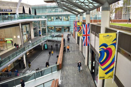 Foto de Liverpool, Merseyside, Reino Unido - 17 de abril de 2023: Banners en Liverpool Un centro comercial, promoviendo el Festival Internacional de la Canción de Eurovisión 2023, organizado por el Reino Unido en apoyo de Ucrania - Imagen libre de derechos