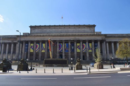 Foto de Liverpool, Merseyside, Reino Unido - 18 de abril de 2023: St George 's Hall, Liverpool, instalando pancartas en preparación para el 67º Festival de Eurovisión 2023 en apoyo de Ucrania,' Unidos por la Música ' - Imagen libre de derechos