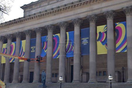 Téléchargez les photos : Liverpool, Merseyside, Royaume-Uni - 18 avril 2023 : St George's Hall, Liverpool, mise en place de bannières en préparation du 67e Concours Eurovision de la chanson 2023 en soutien à l'Ukraine, "Unis par la musique" - en image libre de droit