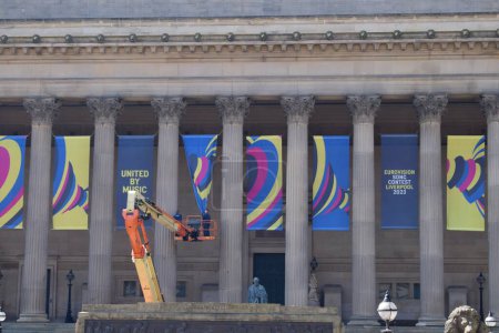 Foto de Liverpool, Merseyside, Reino Unido - 18 de abril de 2023: St George 's Hall, Liverpool, instalando pancartas en preparación para el 67º Festival de Eurovisión 2023 en apoyo de Ucrania,' Unidos por la Música ' - Imagen libre de derechos