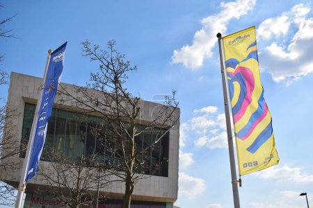 Téléchargez les photos : Liverpool, Merseyside, Royaume-Uni - 18 avril 2023 : Drapeaux faisant la promotion du Concours Eurovision de la chanson 2023, qui se tiendra à Liverpool, Royaume-Uni, en soutien à l'Ukraine, "Unis par la musique" - en image libre de droit