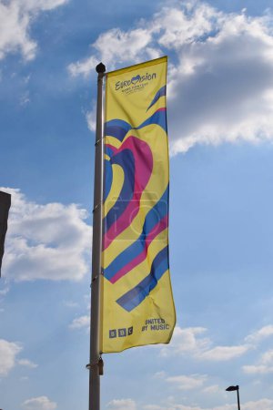 Téléchargez les photos : Liverpool, Merseyside, Royaume-Uni - 18 avril 2023 : Drapeau promouvant le Concours Eurovision de la chanson 2023, qui se tiendra à Liverpool, Royaume-Uni, en soutien à l'Ukraine, "Unis par la musique" - en image libre de droit
