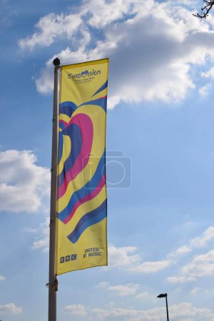 Téléchargez les photos : Liverpool, Merseyside, Royaume-Uni - 18 avril 2023 : Drapeau promouvant le Concours Eurovision de la chanson 2023, qui se tiendra à Liverpool, Royaume-Uni, en soutien à l'Ukraine, "Unis par la musique" - en image libre de droit