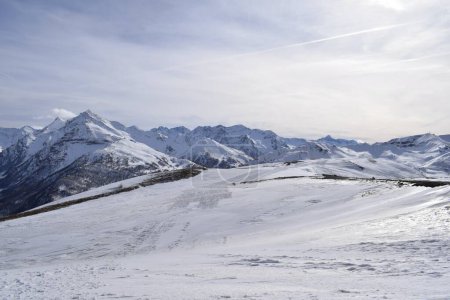 Téléchargez les photos : Superbe vue depuis le sommet de la station de ski Sauze D'Oulx, Turin, Italie. Beaux sommets alpins italiens de montagnes enneigées dans la région Piémont. - en image libre de droit