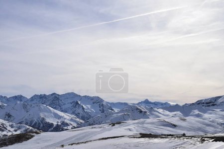 Foto de Impresionante vista desde la parte superior de la estación de esquí Sauze D 'Oulx, Turín, Italia. Hermosos picos alpinos italianos de montañas nevadas en la región del Piamonte. - Imagen libre de derechos