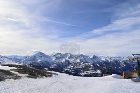 Téléchargez les photos : Vue imprenable sur la chaîne de montagnes et la vallée italiennes depuis la piste de ski de la station de ski Sauze D'Oulx, Turin, Italie. Beaux sommets alpins italiens de montagnes enneigées dans la région Piémont. - en image libre de droit