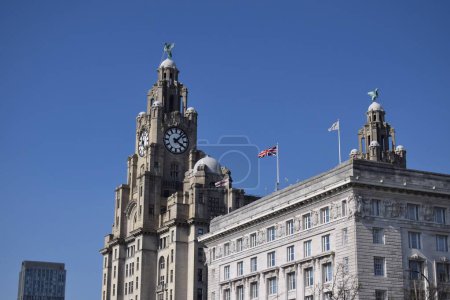 Téléchargez les photos : Liverpool, Merseyside, Royaume-Uni - 18 avril 2023 : L'emblématique édifice Royal Liver de grade 1 de Liverpool et le bâtiment Cunard de grade 2 *, des Trois Grâces protégées, situé au Pier Head. - en image libre de droit