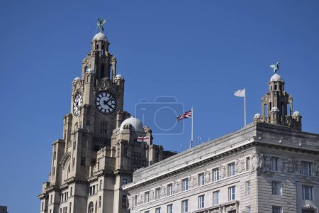 Téléchargez les photos : Liverpool, Merseyside, Royaume-Uni - 18 avril 2023 : L'emblématique édifice Royal Liver de grade 1 de Liverpool et le bâtiment Cunard de grade 2 *, des Trois Grâces protégées, situé au Pier Head. - en image libre de droit