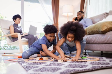 Téléchargez les photos : Joyeuse famille afro-américaine jouant avec des jouets, parfait pour un projet axé sur la famille - en image libre de droit