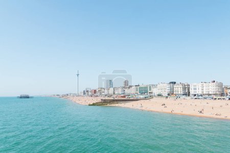 Foto de Vista panorámica de una playa con la playa de la ciudad de Brighton en el Reino Unido - Imagen libre de derechos