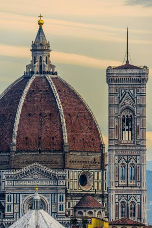 Foto de Detalle del famoso Duomo - Santa Maria del Fiore en Florencia. - Imagen libre de derechos