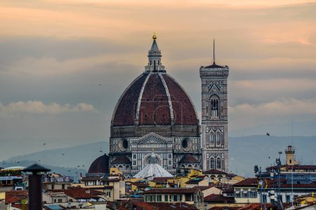 Foto de El famoso Duomo - Santa Maria del Fiore en Florencia al atardecer. - Imagen libre de derechos
