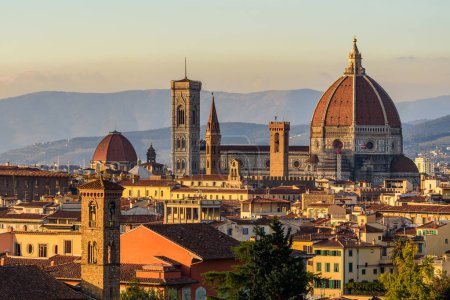 Téléchargez les photos : La cathédrale de Florence - Santa Maria del Fiore en plein soleil couchant. - en image libre de droit