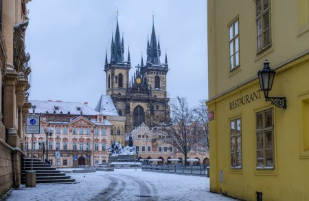 Foto de La Iglesia de Nuestra Señora antes de Tn en la Plaza de la Ciudad Vieja (Staromstsk Nmst) en Praga en la madrugada del invierno. - Imagen libre de derechos
