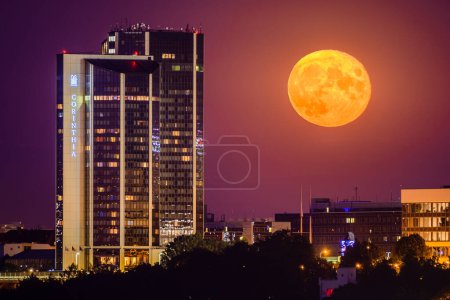 Téléchargez les photos : Prague, Tchéquie, août 2022 - Une super lune se lève à côté de l'hôtel Corinthia - en image libre de droit