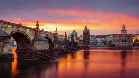 Colorido amanecer en el Puente de Carlos de Praga. 