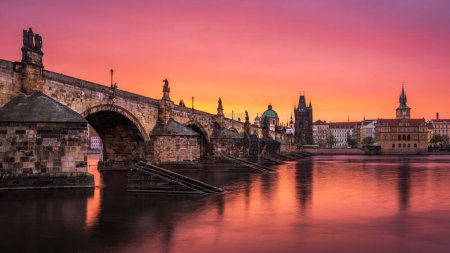 Foto de Un amanecer rosa y naranja en el Puente de Carlos de Praga. - Imagen libre de derechos