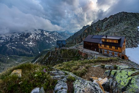 Foto de Hildesheimer Hutte - una cabaña de montaña bajo la montaña Zuckerhutl en los Alpes Stubai austríacos. - Imagen libre de derechos