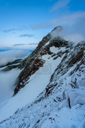 Téléchargez les photos : La plus haute montagne autrichienne Grossglockner à l'aube du matin à la fin de l'été. - en image libre de droit