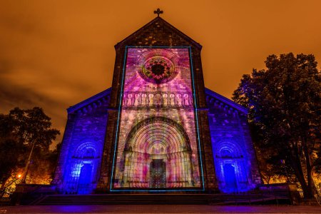 Foto de Praga, República Checa, octubre de 2021 - Un mapeo de proyección sobre la Iglesia de los Santos Cirilo y Metodio durante el festival Signal - Imagen libre de derechos
