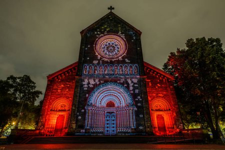 Foto de Praga, República Checa, octubre de 2021 - Un mapeo de proyección sobre la Iglesia de los Santos Cirilo y Metodio durante el festival Signal - Imagen libre de derechos