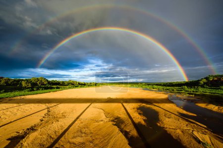 Foto de Un arco iris doble sobre el río Letaba en Kruger NP en Sudáfrica. - Imagen libre de derechos