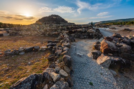 Téléchargez les photos : Patrimoine mondial de l'UNESCO Su Nuraxi di Barumini sur l'île de Sardaigne au coucher du soleil. - en image libre de droit
