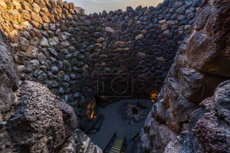 Téléchargez les photos : A l'intérieur du site du patrimoine mondial de l'UNESCO Su Nuraxi di Barumini sur l'île de Sardaigne au coucher du soleil. - en image libre de droit