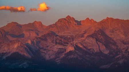 Les montagnes de la Sierra Nevada illuminées par un fort coucher de soleil.