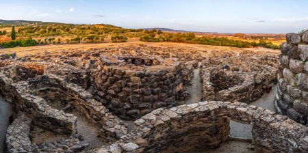 Téléchargez les photos : Le fort de l'âge de bronze site du patrimoine mondial de l'UNESCO Su Nuraxi di Barumini sur l'île de Sardaigne au coucher du soleil. - en image libre de droit