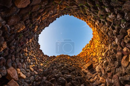 Foto de Dentro de la fortaleza de la edad de bronce Patrimonio de la Humanidad de la UNESCO Su Nuraxi di Barumini en la isla de Cerdeña durante la puesta del sol. - Imagen libre de derechos