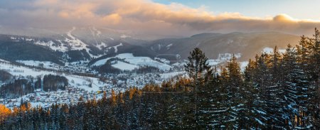 Foto de Rokytnice nad Jizerou y Krkonose montañas en el amanecer de invierno. - Imagen libre de derechos