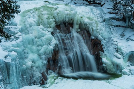 Téléchargez les photos : La cascade gelée de Mumlava dans le parc national de Krkonose en hiver. - en image libre de droit