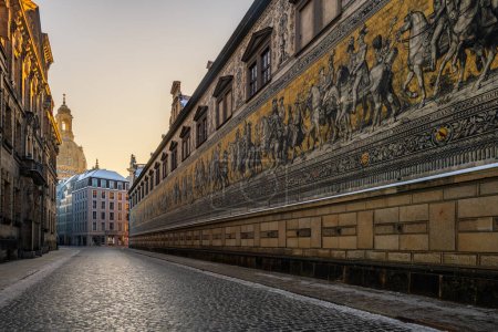 El Furstenzug (Procesión de Príncipes en inglés) temprano en la mañana en Dresde, Alemania, es un gran mural de una procesión montada de los gobernantes de Sajonia..