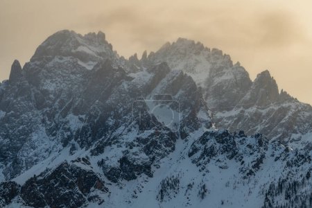Picos de Dolomitas Italianas en el brumoso día de invierno.