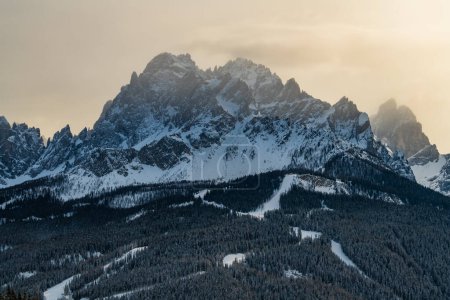 Pics de Dolomites italiennes dans la journée brumeuse d'hiver.