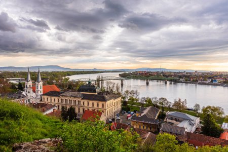 Foto de El puente Maria Valeria une Esztergom en Hungría y Sturovo en Eslovaquia, cruzando el río Danubio en un día lluvioso y nublado. - Imagen libre de derechos