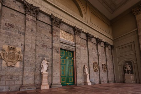 La fachada frontal de la Bazilika Esztergom en Hungría.