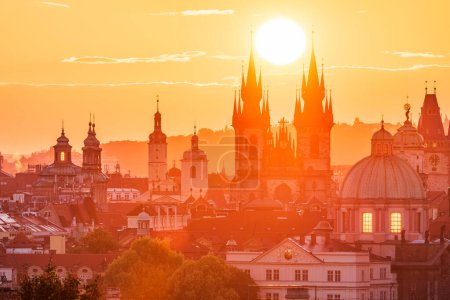 Die aufgehende Sonne zwischen den Türmen der Liebfrauenkirche vor Tyn in der UNESCO-Stätte Prag.
