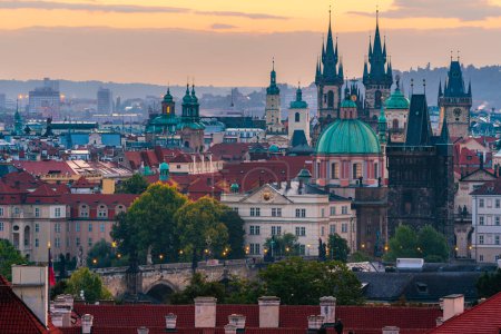 Das Stadtbild von Prag in der Unesco-Liste mit der Liebfrauenkirche vor Tyn und der Karlsbrücke im Morgengrauen. 